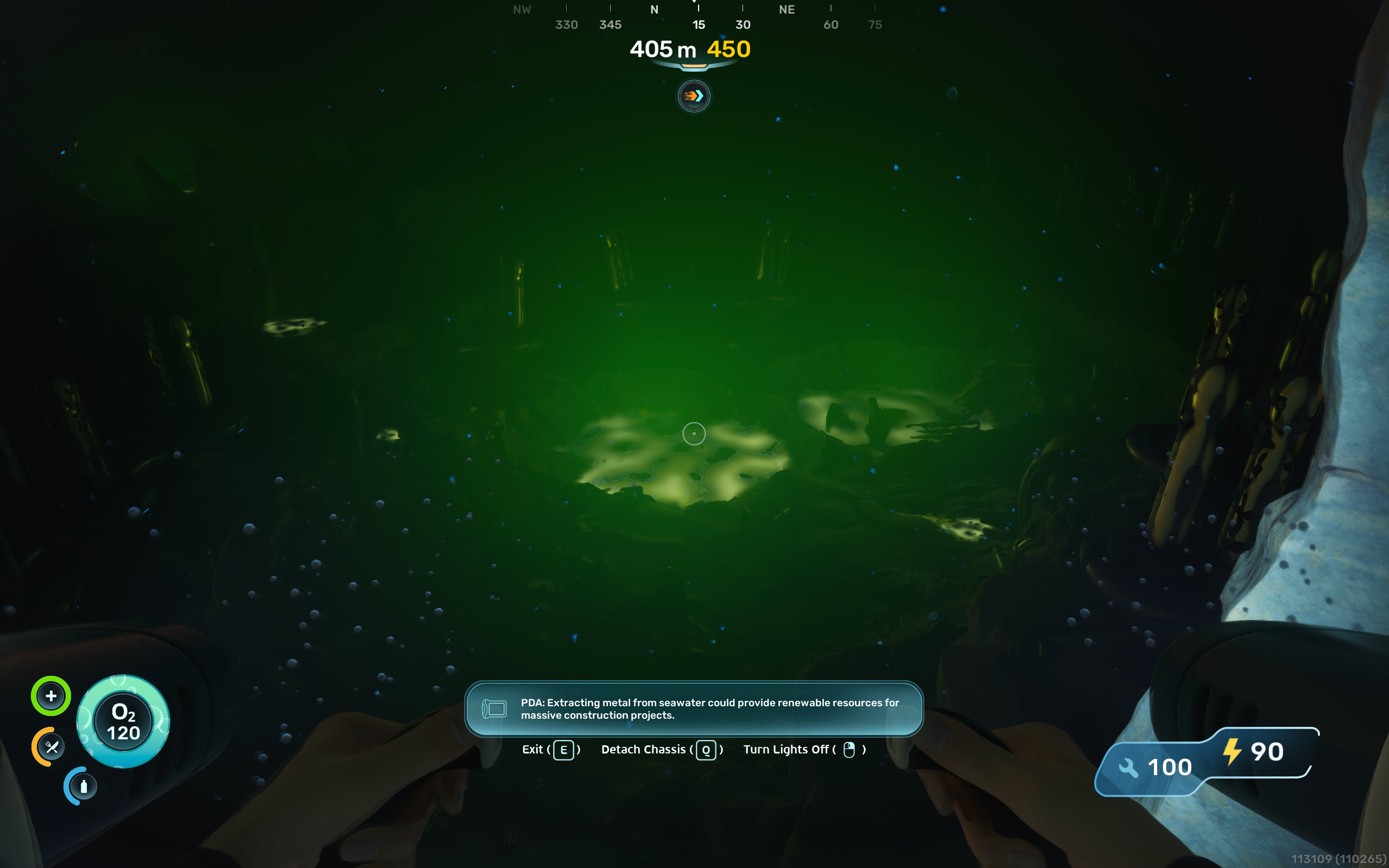 Subnautica 2 Аксумская колония бактерий: игрок смотрит на светящиеся зелёные бассейны вдали внутри тёмной пещеры.