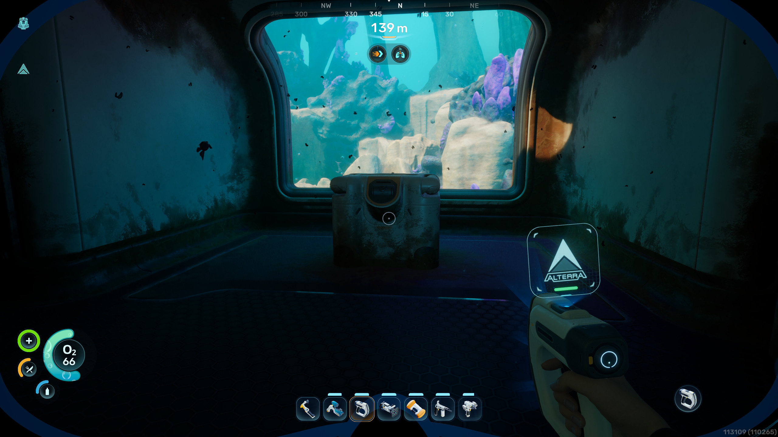 Subnautica 2, Инопланетные развалины: игрок смотрит на станцию модификации внутри исследовательского аванпоста.