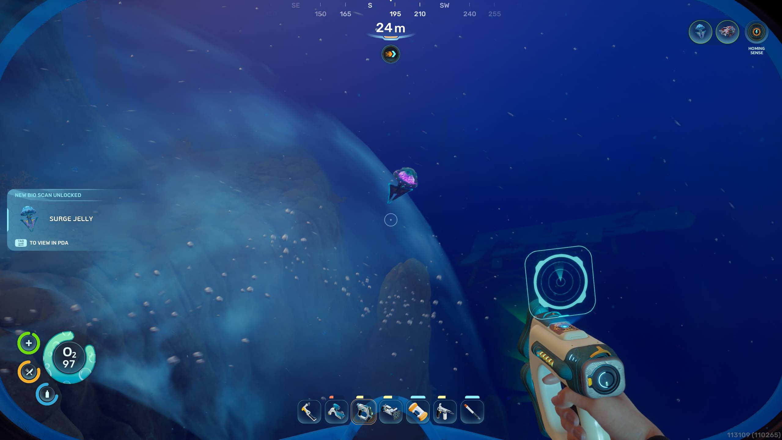 Subnautica 2, биомоды: игрок смотрит на медузу-шокера рядом с большим естественным течением, а вдали видны обломки корабля.