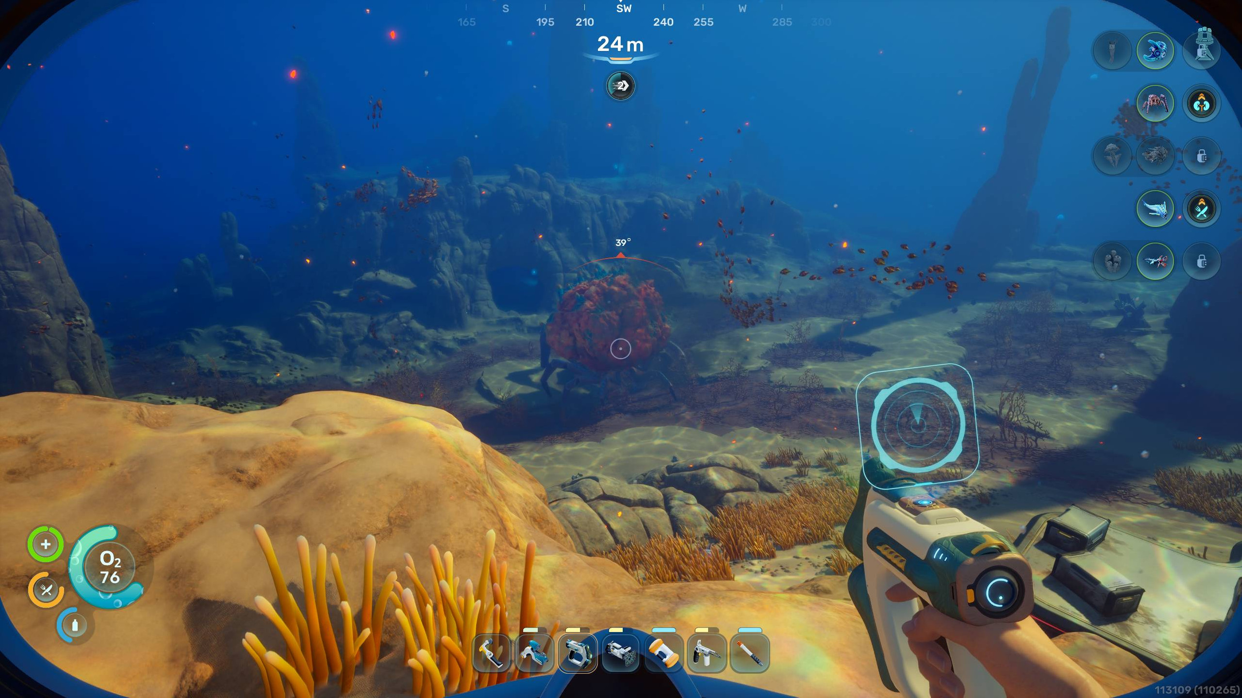 Subnautica 2, биомоды: игрок смотрит на кораллового краба вдали.
