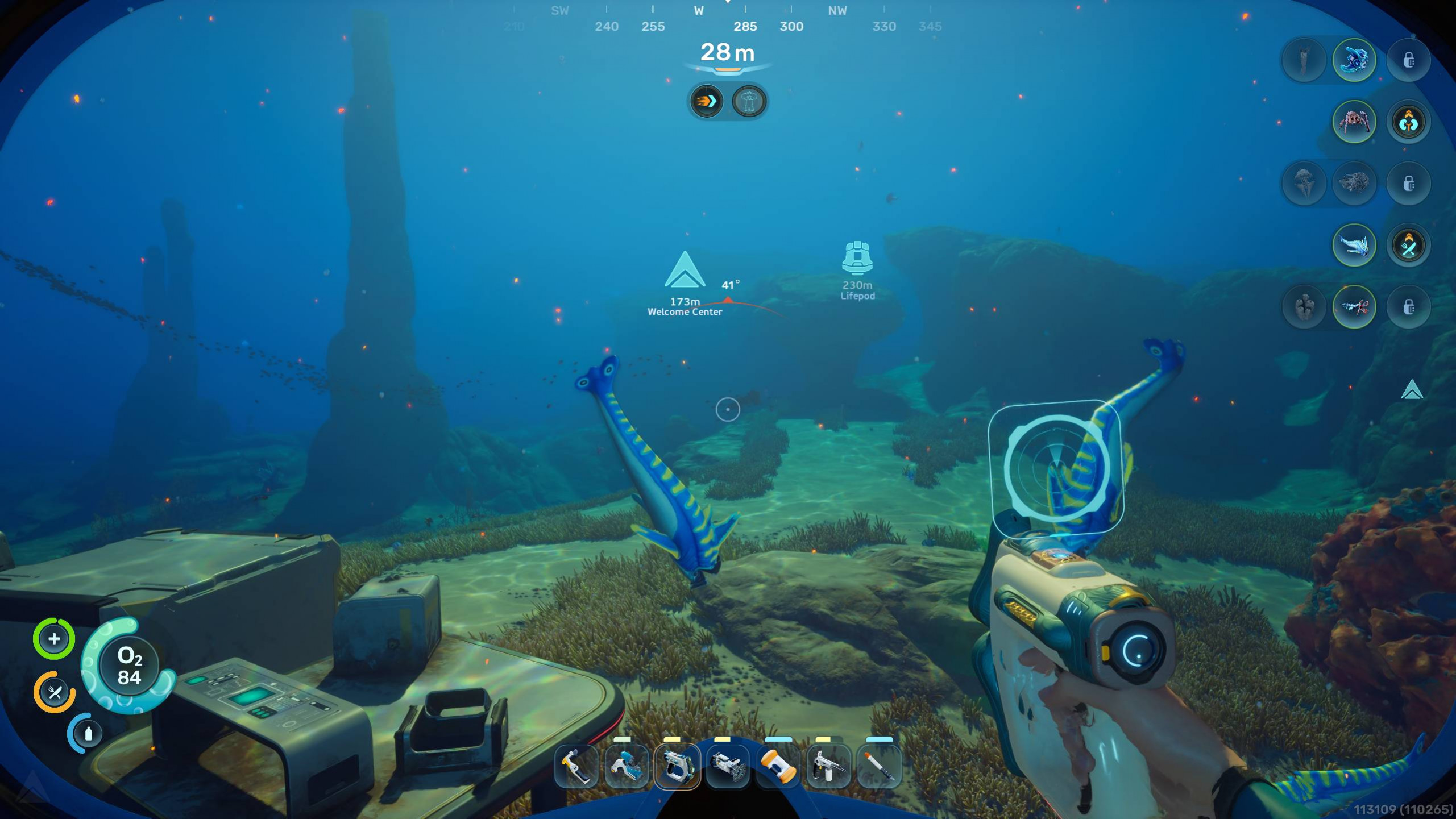 Subnautica 2, биомоды: игрок смотрит на трех акул-кусачей вокруг исследовательской платформы на морском дне.