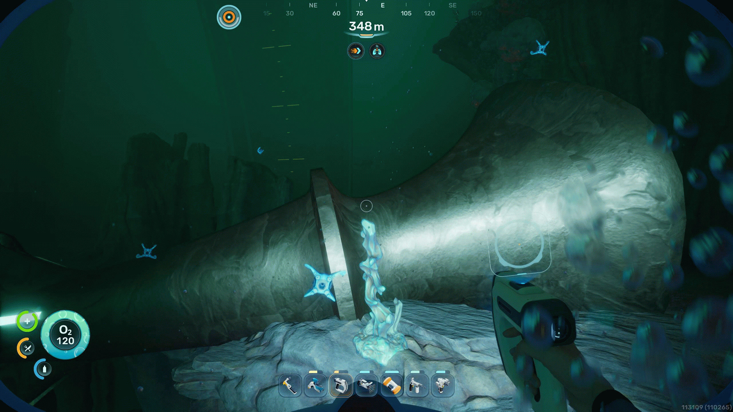 Subnautica 2, биомоды: игрок смотрит на электроджорди рядом с металлическим объектом.