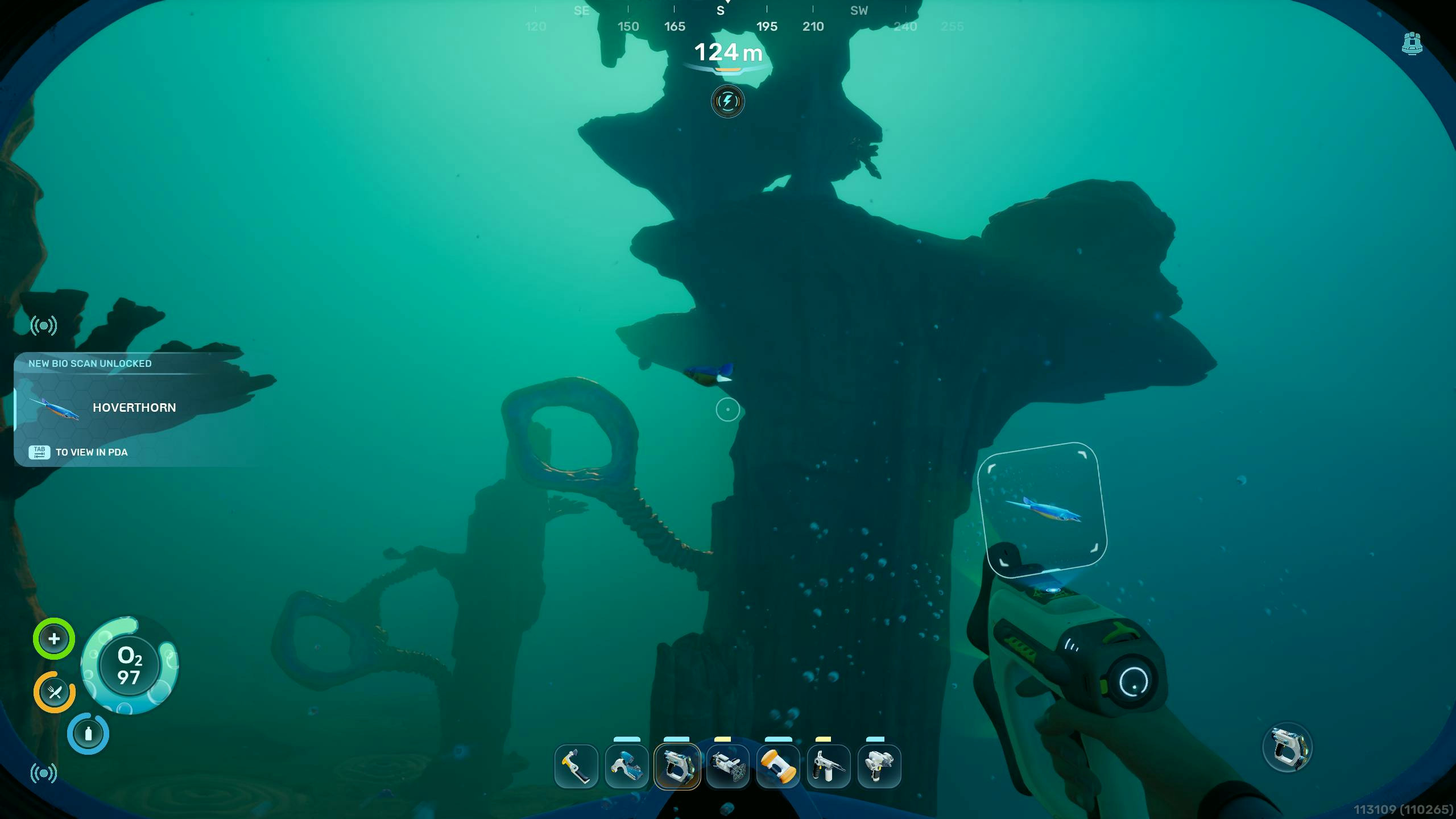 Subnautica 2, биомоды: игрок смотрит на иглохвоста рядом с инопланетным скальным образованием.