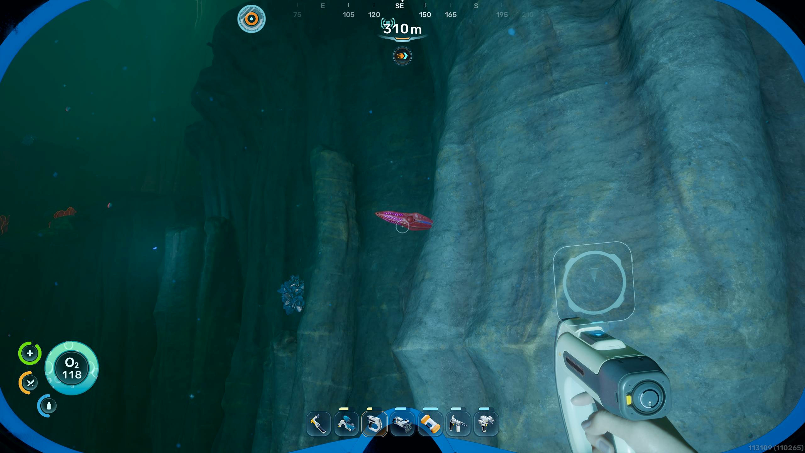 Subnautica 2, биомоды: игрок смотрит на кальмара-пулю, застрявшего в скале.