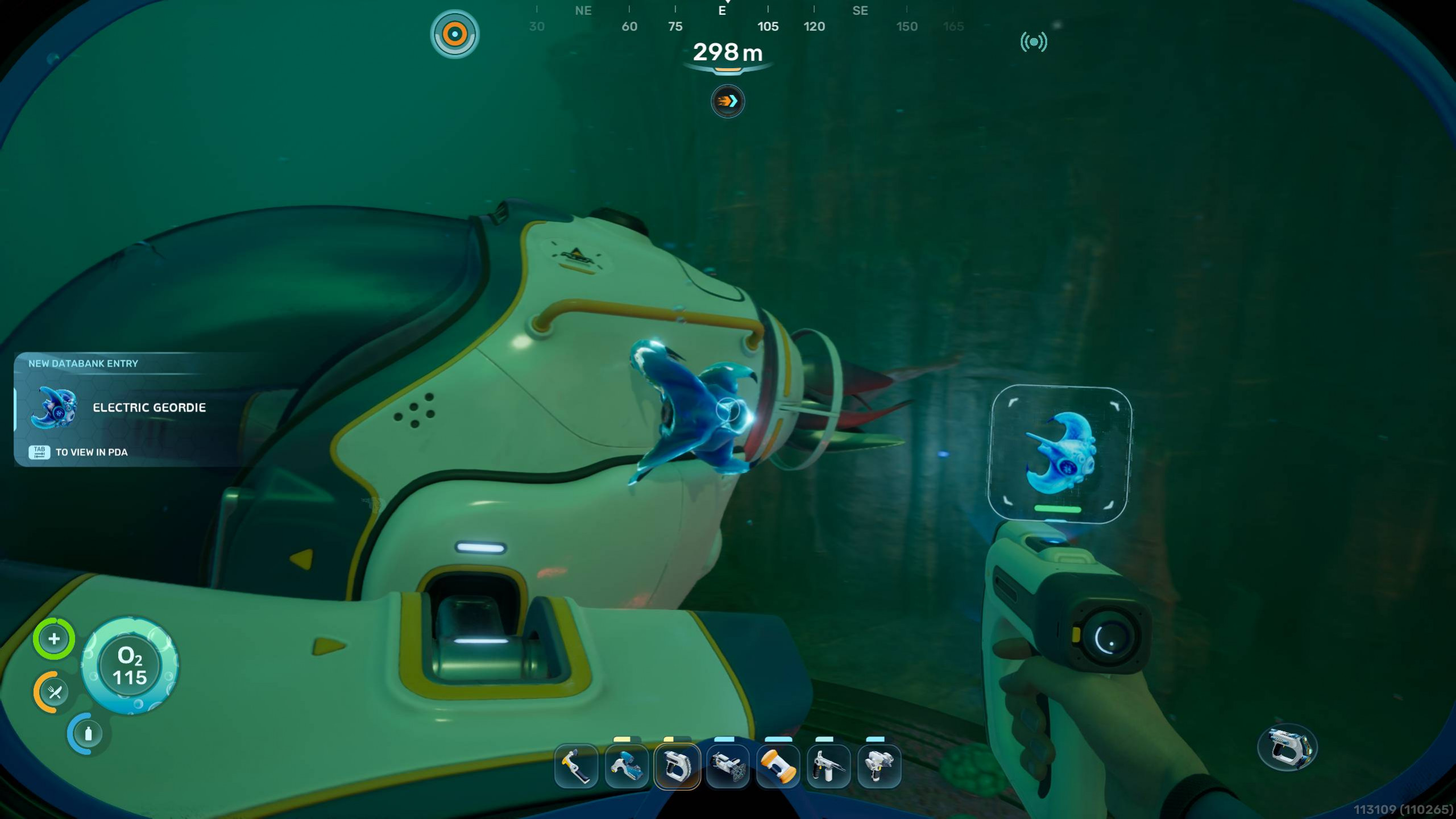 Subnautica 2, биомоды: игрок смотрит на электроджорди, прицепившегося к «Головастику».