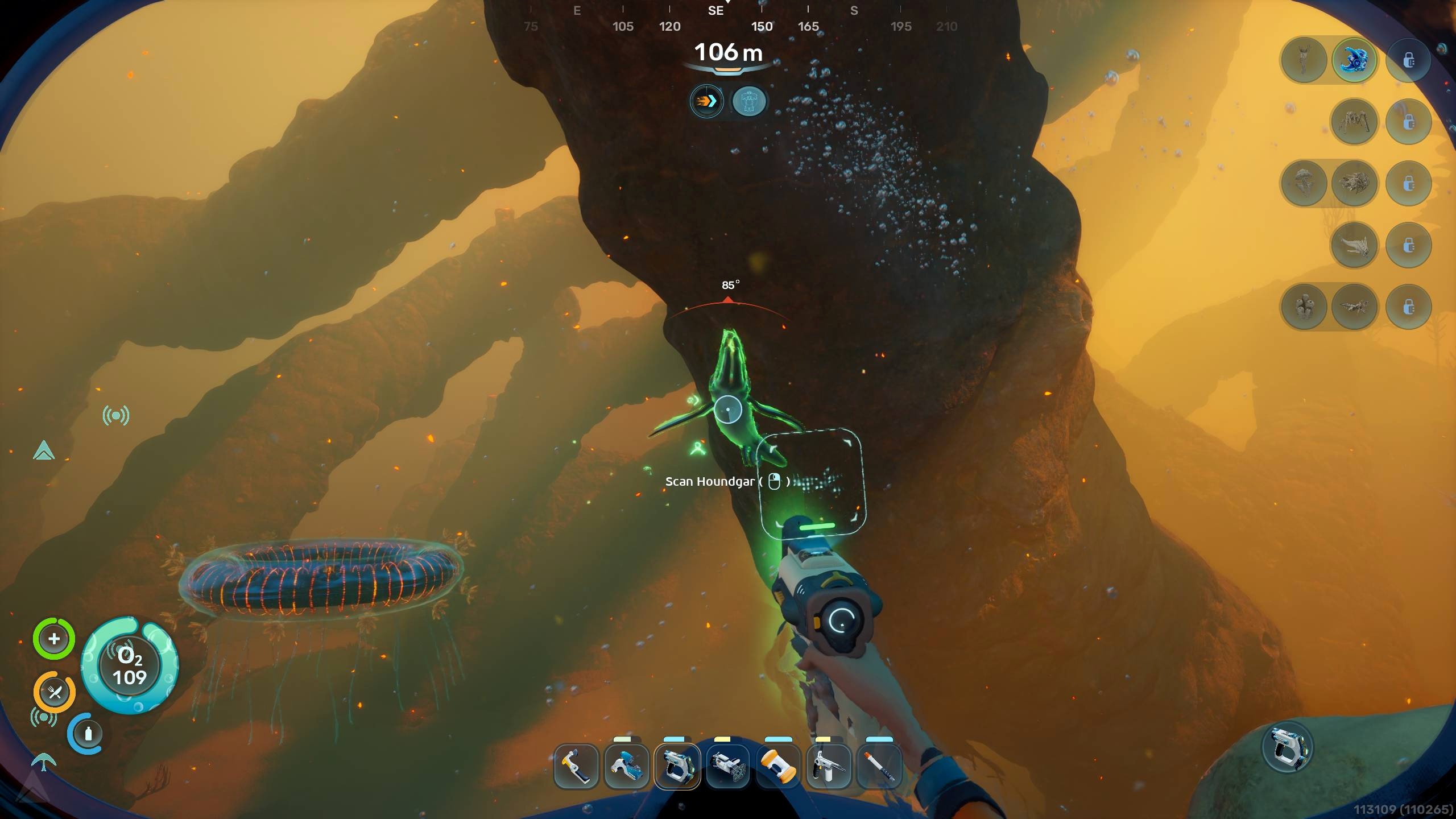 Subnautica 2, биомоды: игрок смотрит на гончую-щуку под каменной «конечностью» в зоне вулканических жерл.