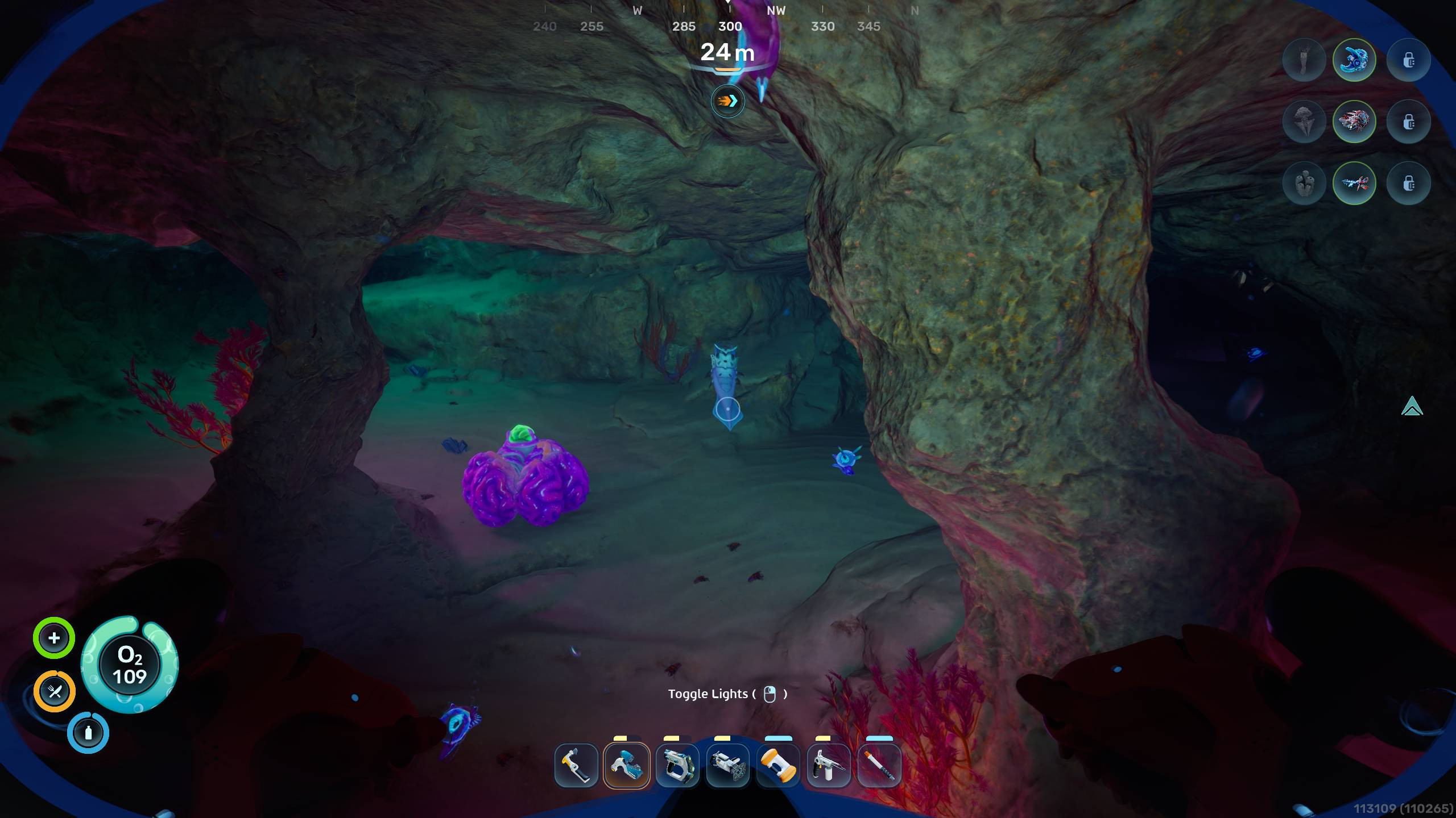 Subnautica 2, биомоды: игрок смотрит на капканника, плавающего в пещере.