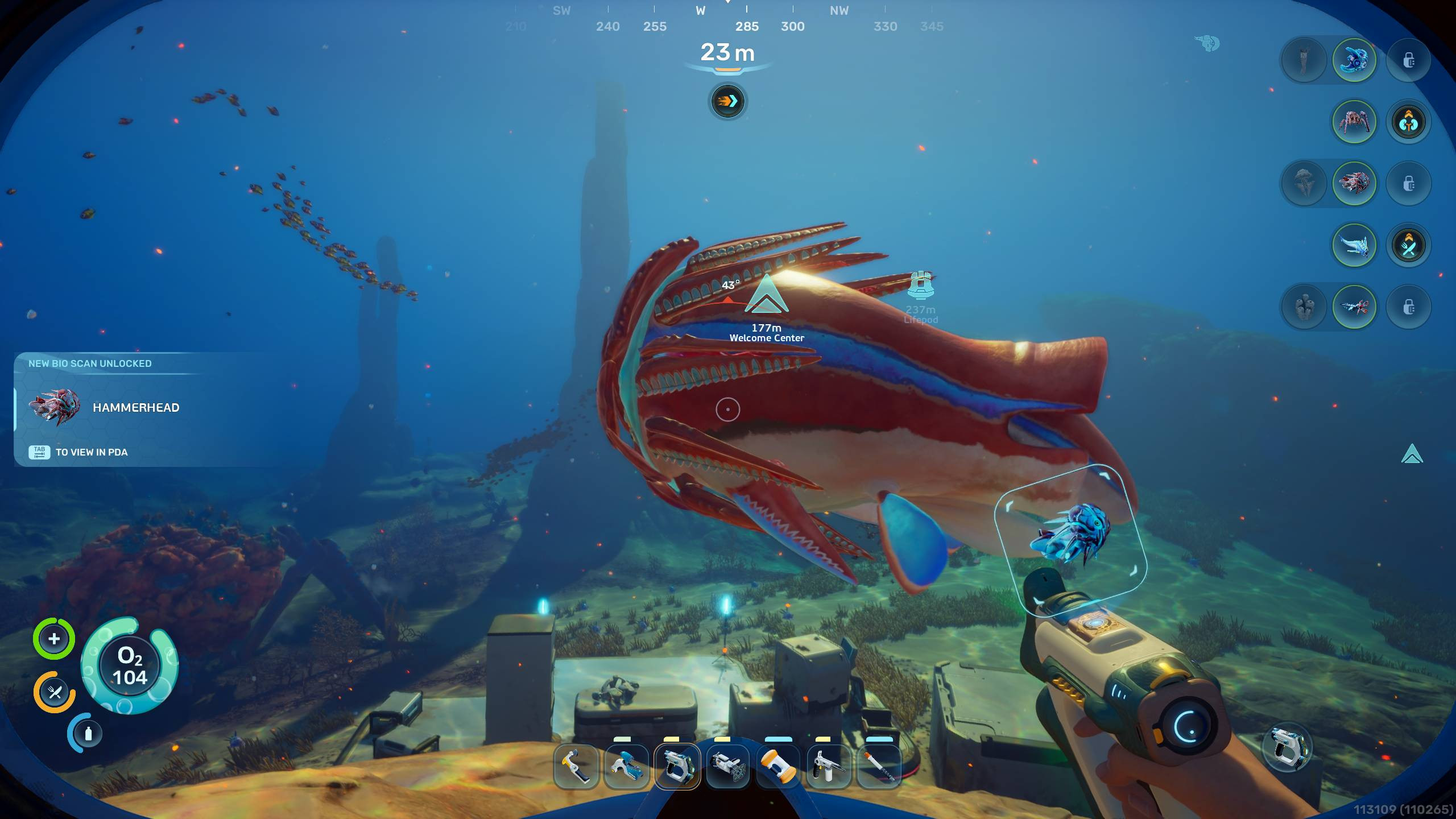 Subnautica 2, биомоды: игрок смотрит на рыбу-таран над исследовательской платформой.