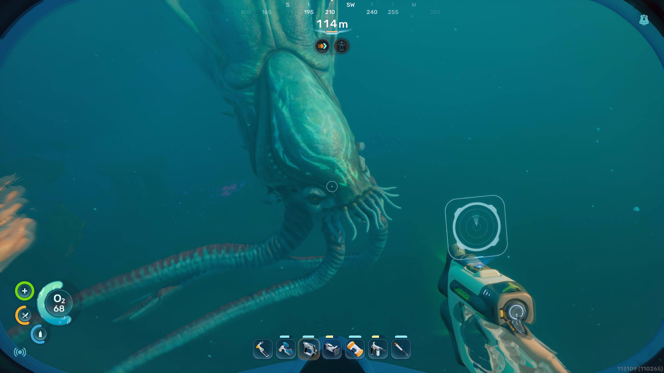 Subnautica 2, биомоды: игрок смотрит на Левиафана Коллектора.