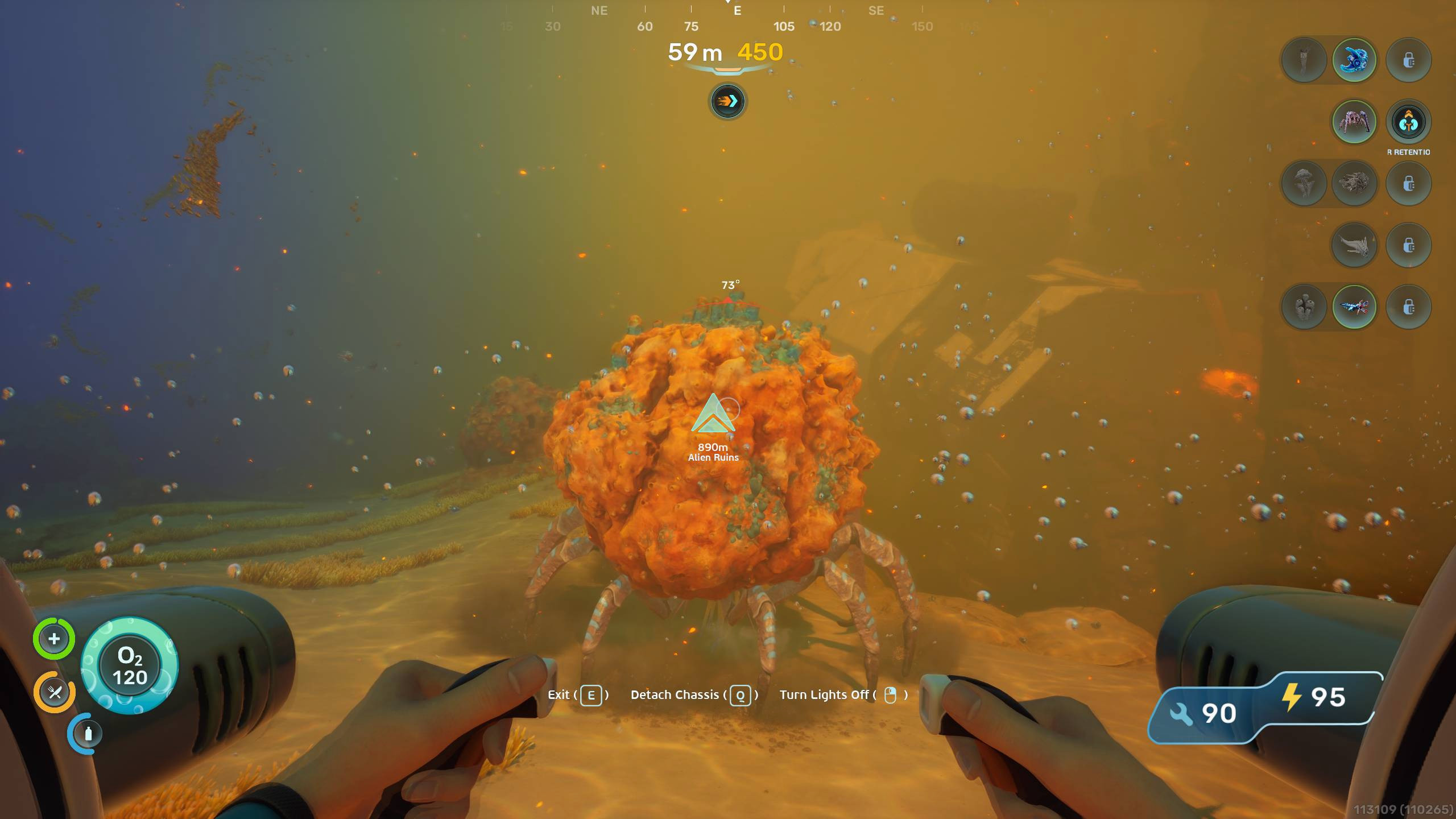 Subnautica 2, биомоды: игрок смотрит на кораллового краба рядом с обломками корабля в зоне вулканических жерл.