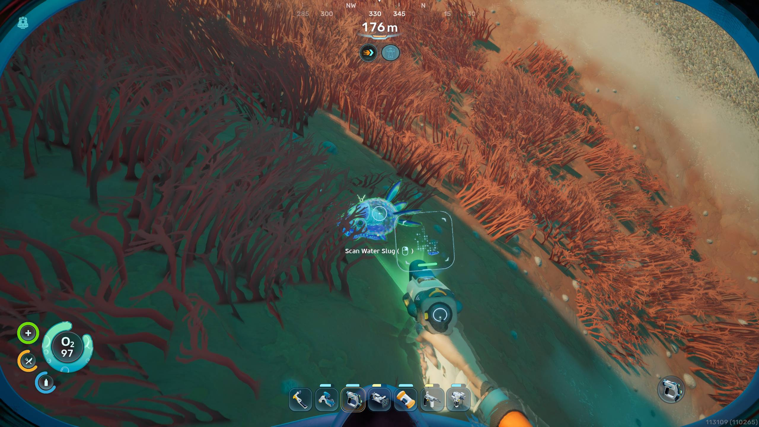Subnautica 2, биомоды: игрок смотрит на водного слизня на дне океана рядом с красной коралловой «травой».