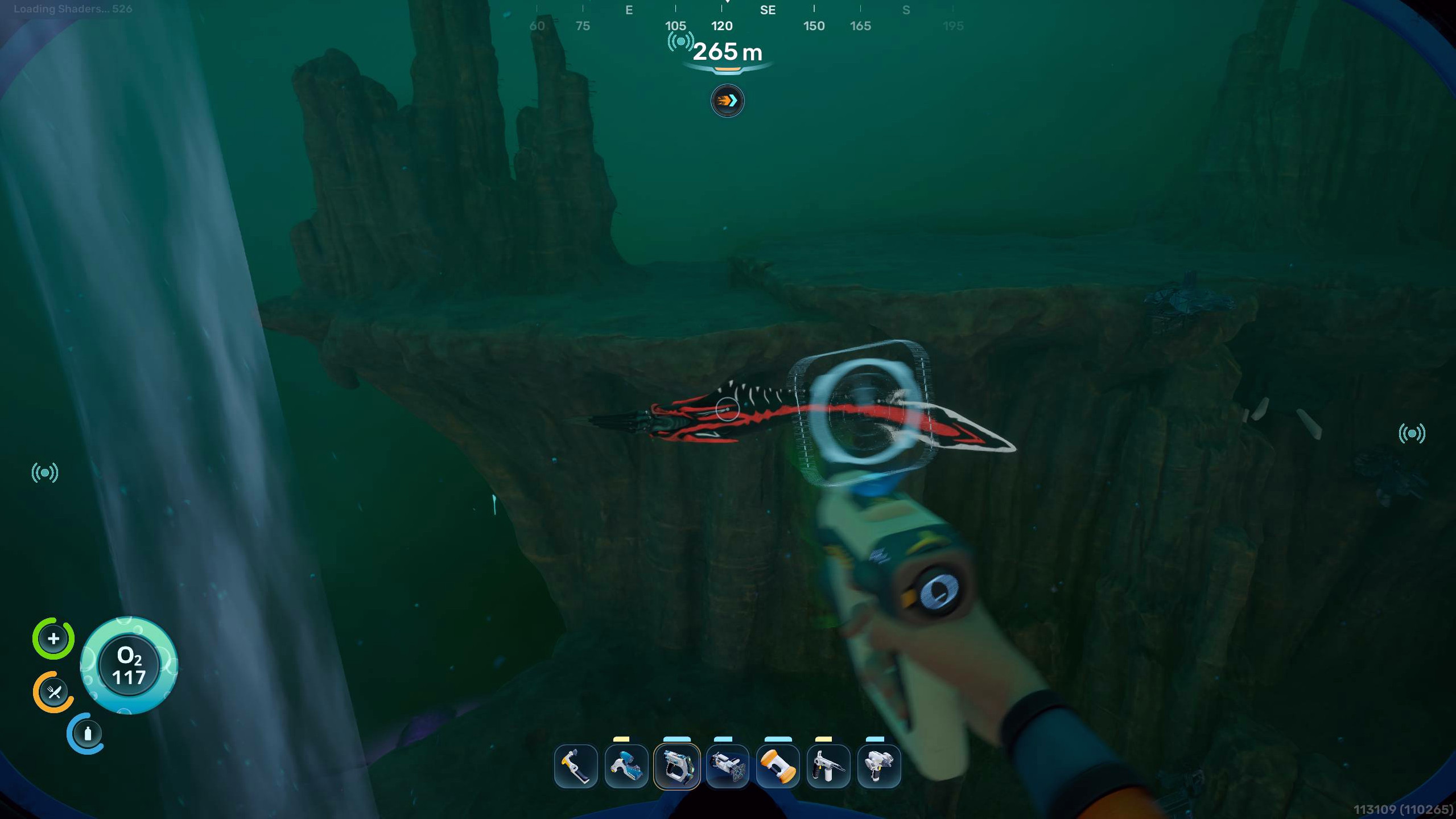 Subnautica 2, биомоды: игрок смотрит на акулу-иглострела рядом с естественным течением и каменной платформой.