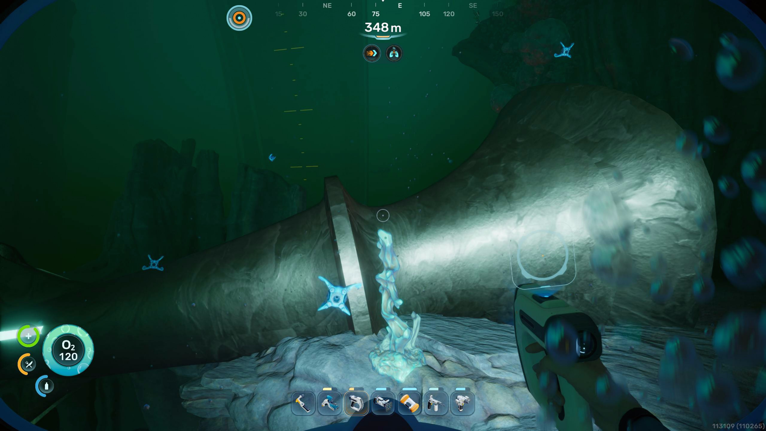 Subnautica 2, биомоды: игрок смотрит на электроджорди рядом с металлическим объектом.