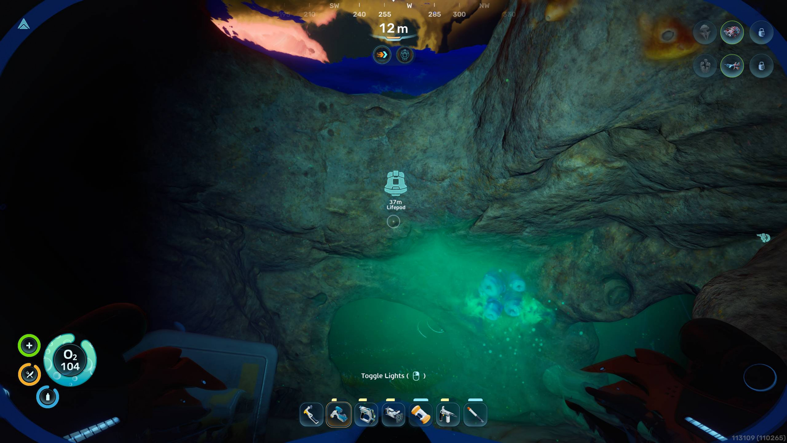 Subnautica 2, биомоды: игрок смотрит на ядовитую губку внутри пещеры рядом со спасательной капсулой.