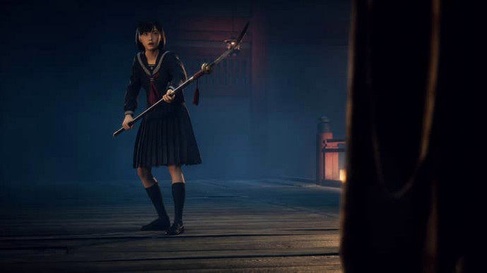 Хинако в матросской школьной форме с посохом-лезвием наготове — готовится встретить противника напротив.