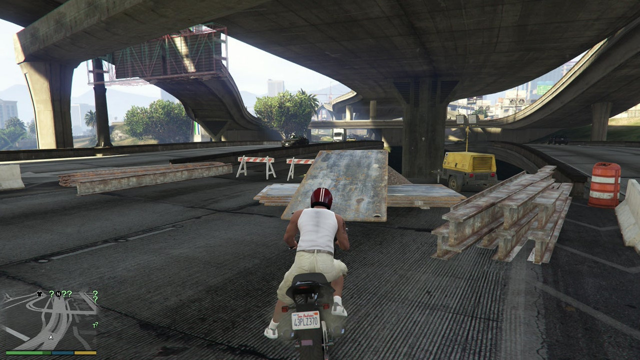 Двадцать шестой каскадёрский прыжок на развязке шоссе Ла-Пуэрта в GTA 5