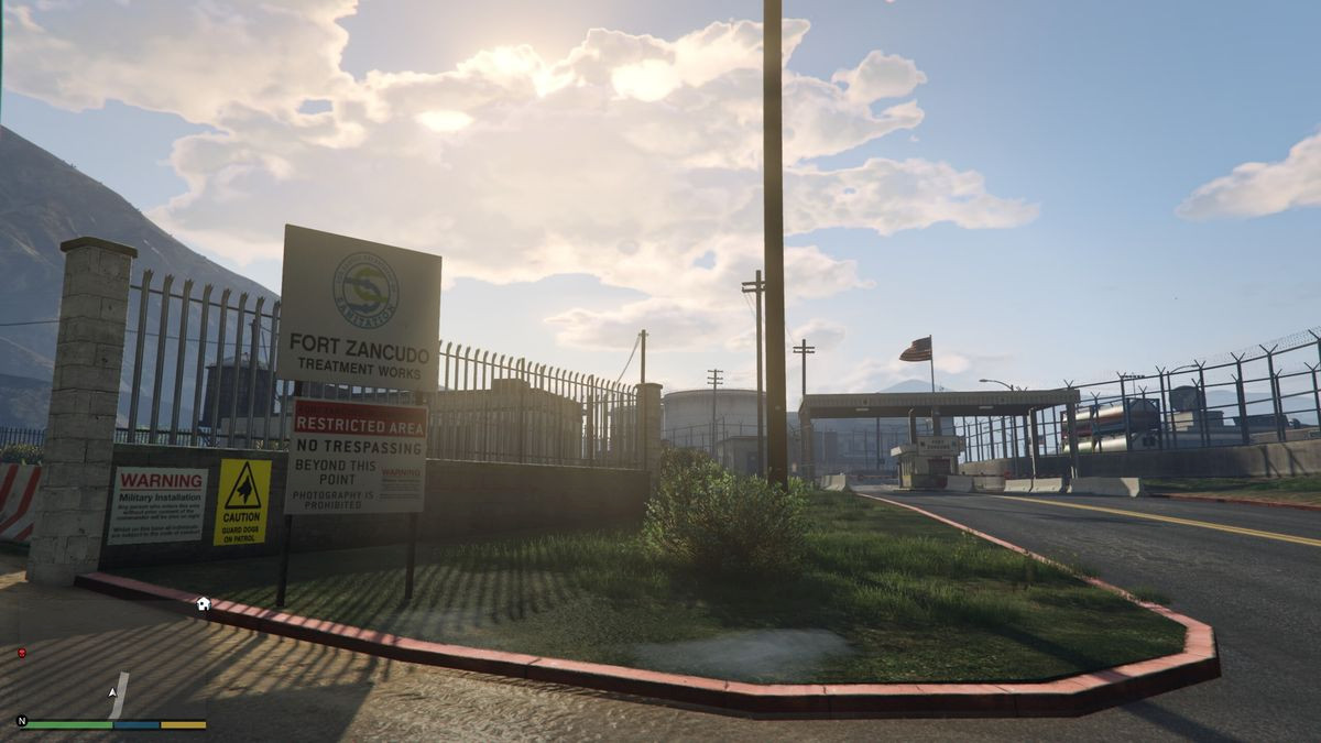 Военная база в GTA 5: ограждение и дорога