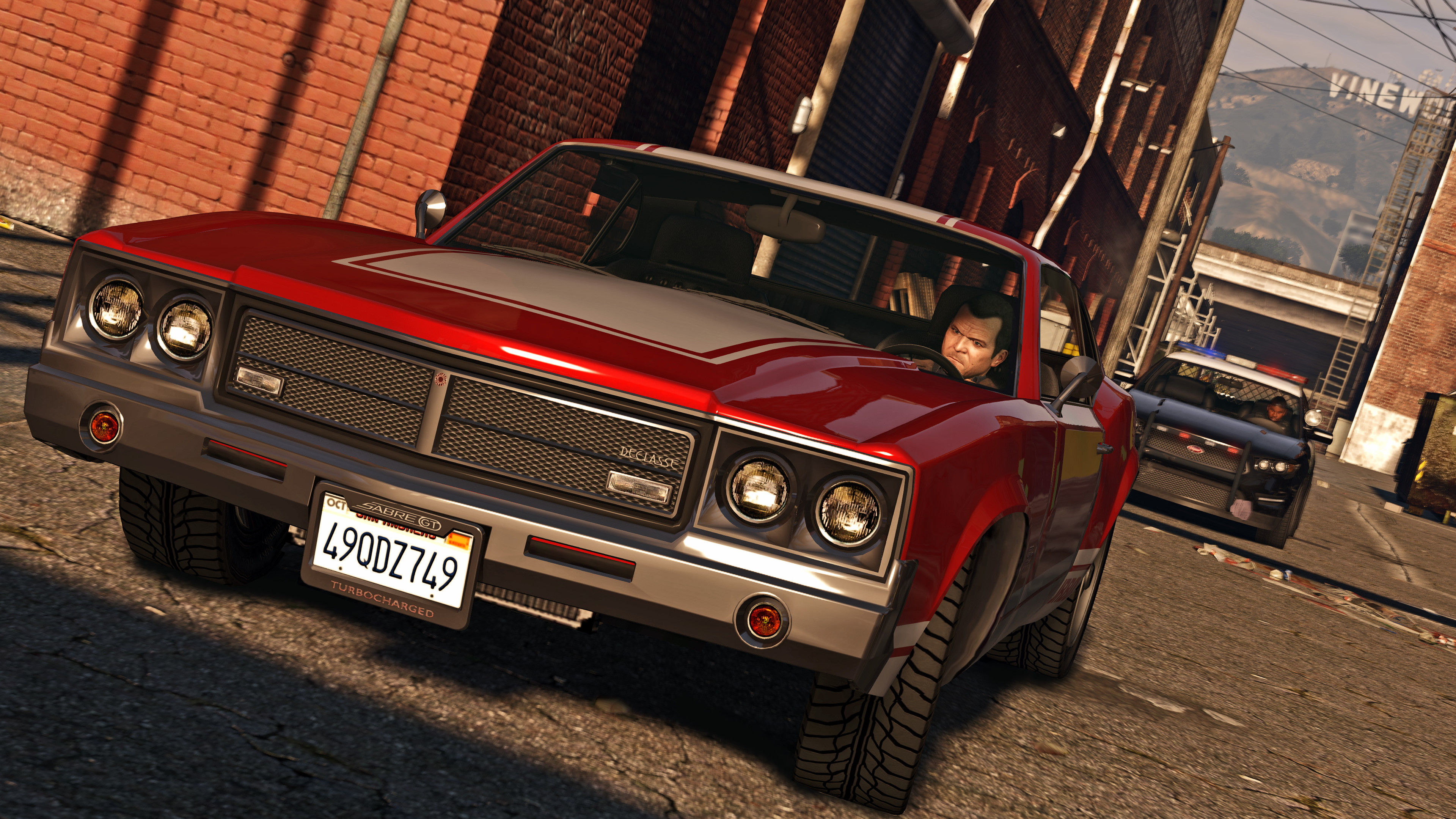 Читы GTA 5 – Майкл едет на маслкаре, пока его преследует полицейская машина