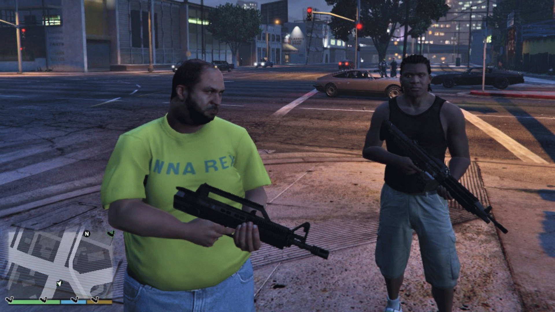 Лучшие моды для GTA 5 – двое мужчин со штурмовыми винтовками стоят на перекрёстке. На одном жёлтая футболка банды.