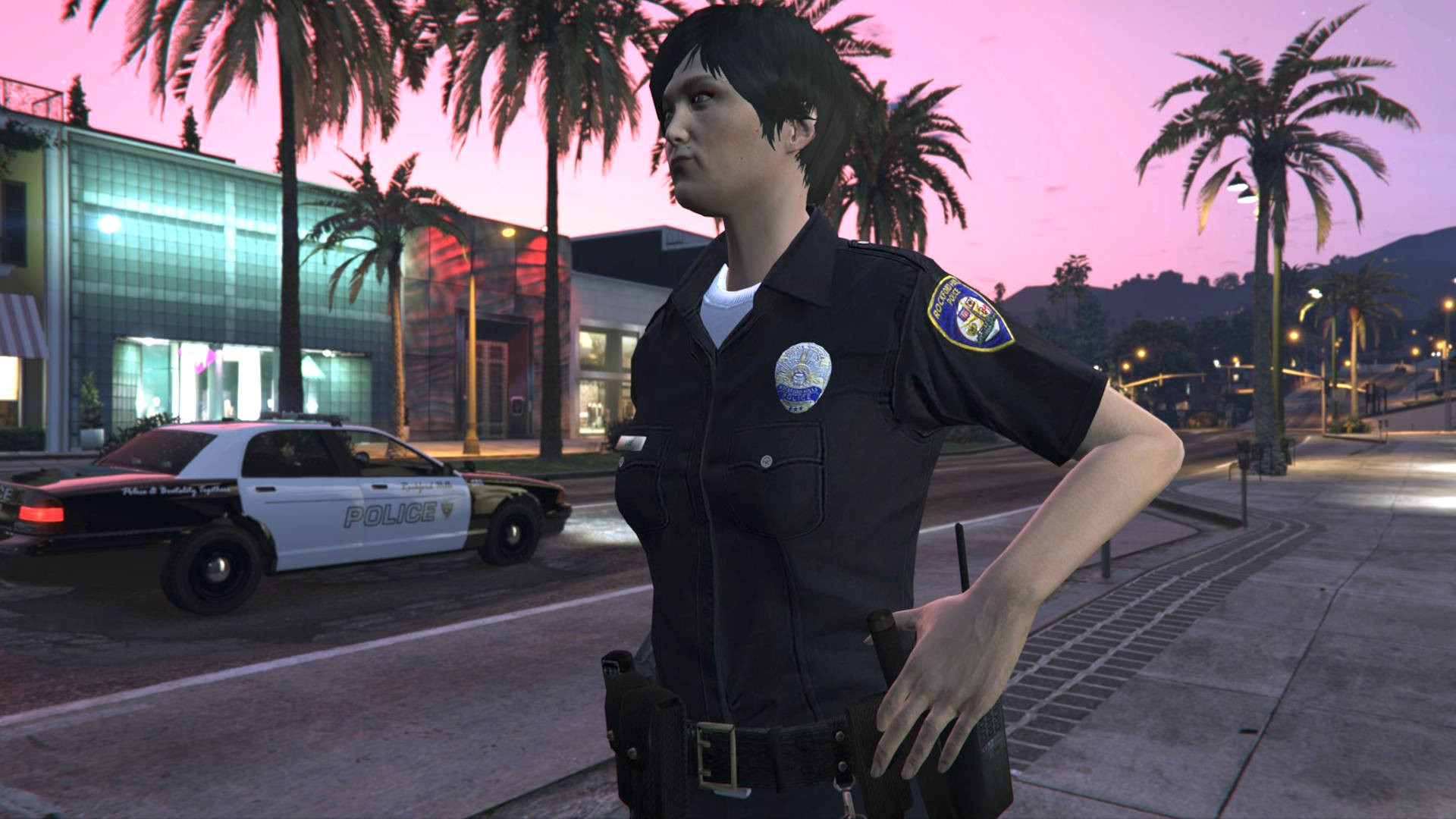 Лучшие моды для GTA 5 – сотрудник команды Los Santos Police Department First Response стоит на улице в сумерках.