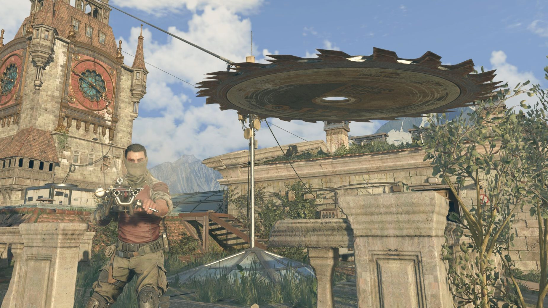 Кайл Крейн держит пиломёт в момент выстрела