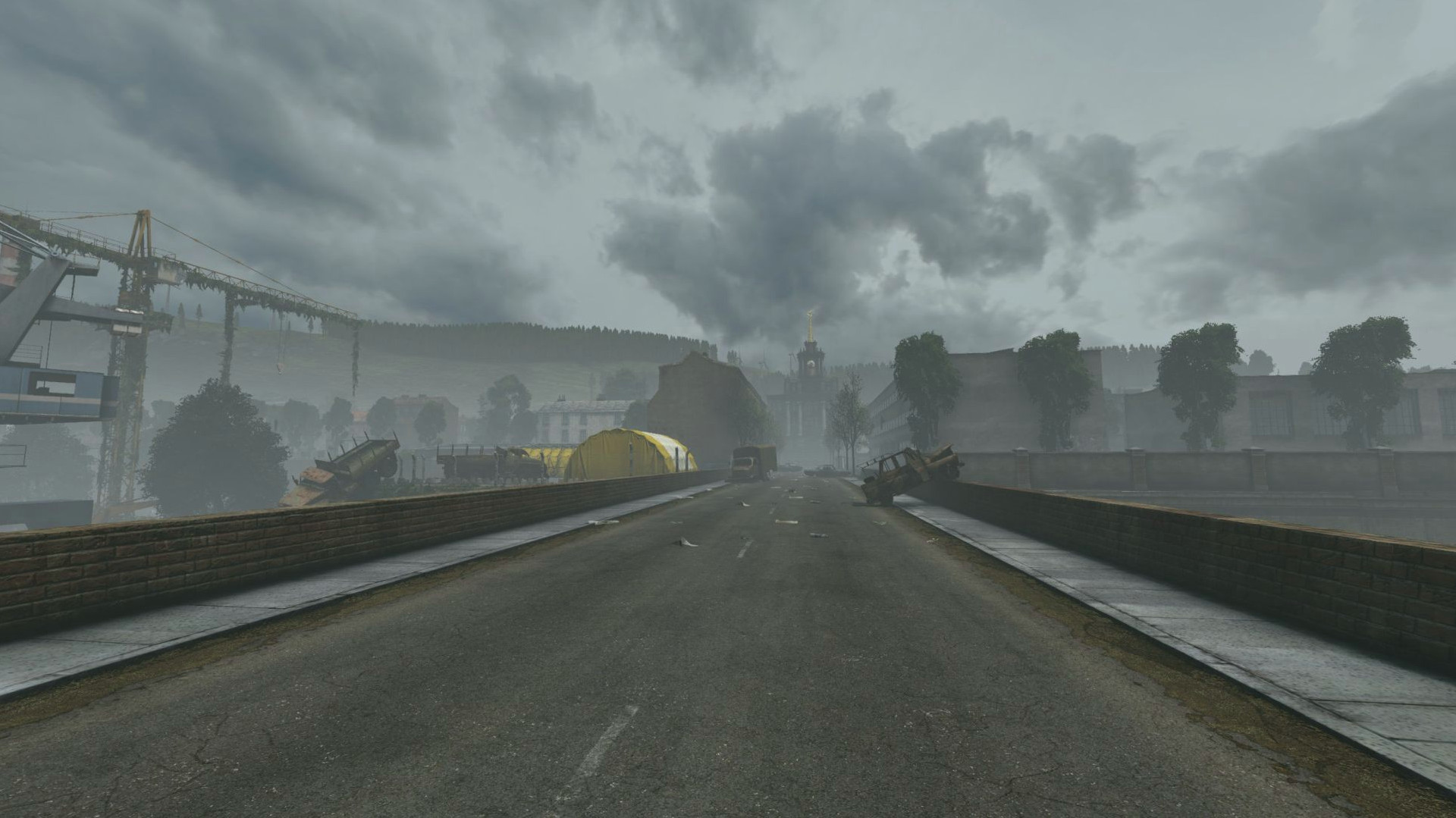 Лучшие серверы DayZ: пустая дорога ведёт к зданиям, по бокам стоят две сломанные машины