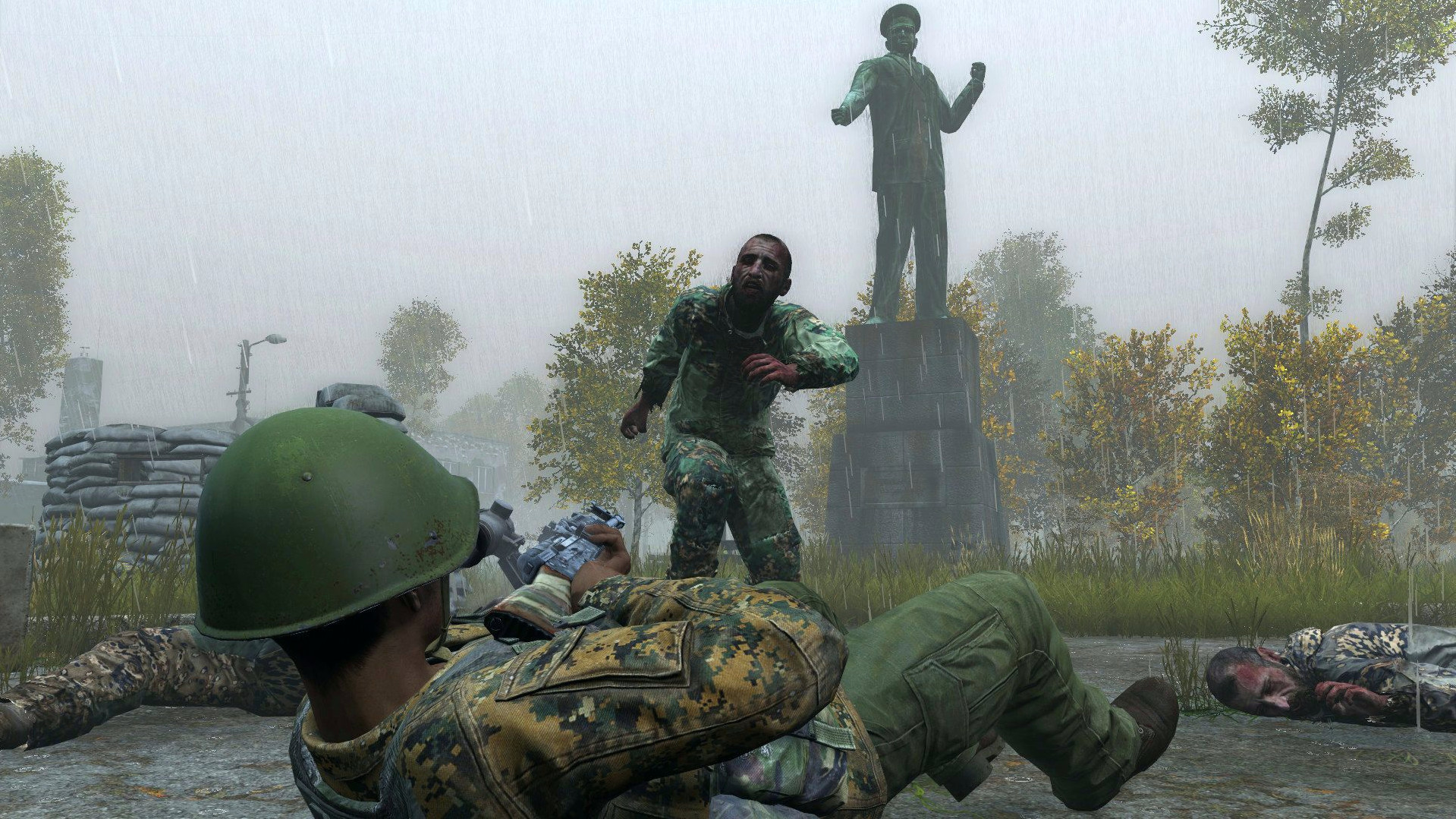Лучшие серверы DayZ: темнокожий мужчина в военной экипировке целится из штурмовой винтовки в зомби в камуфляжной одежде