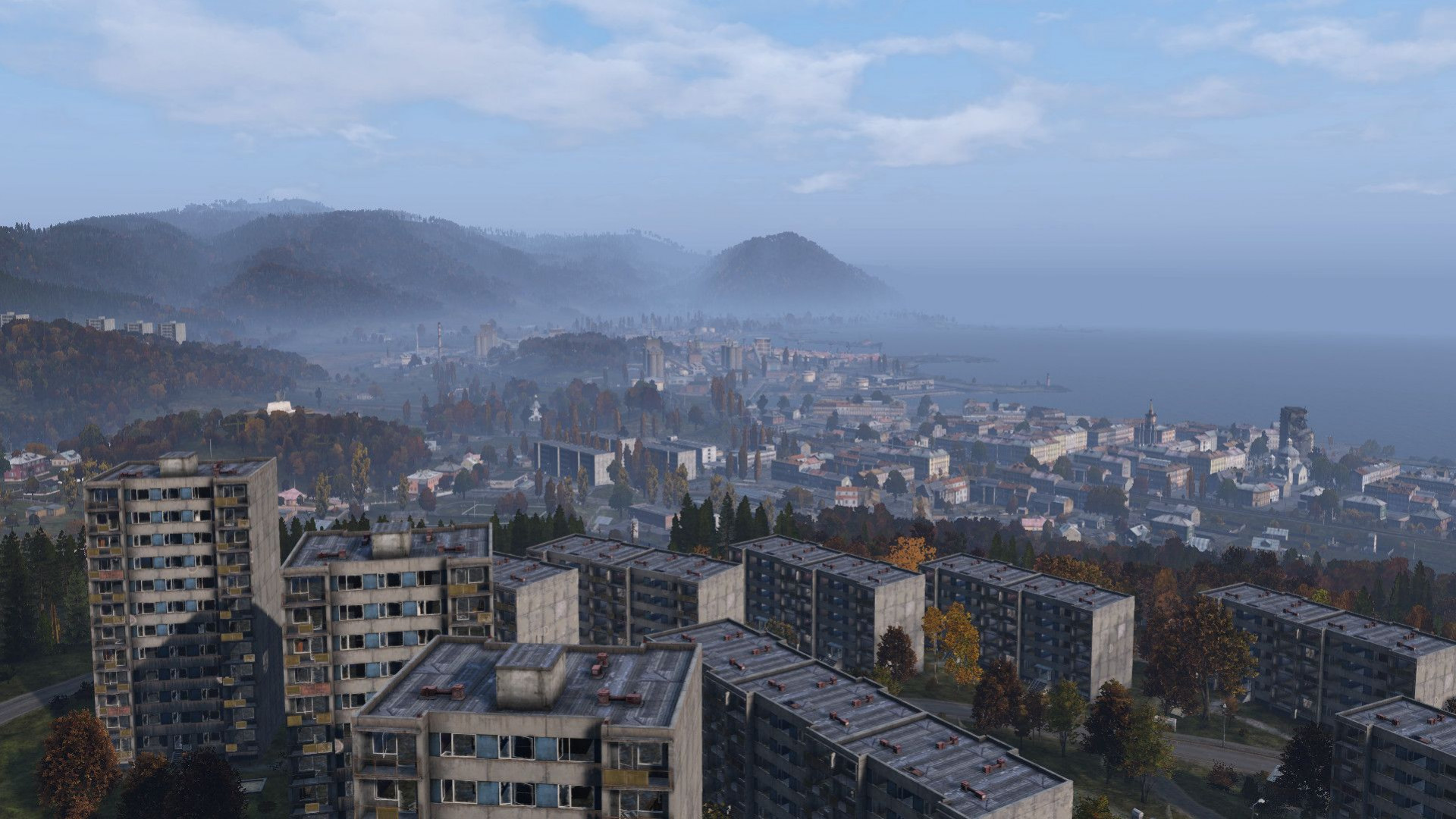Лучшие серверы DayZ: общий вид небольшого города с высотками, укрытыми туманом