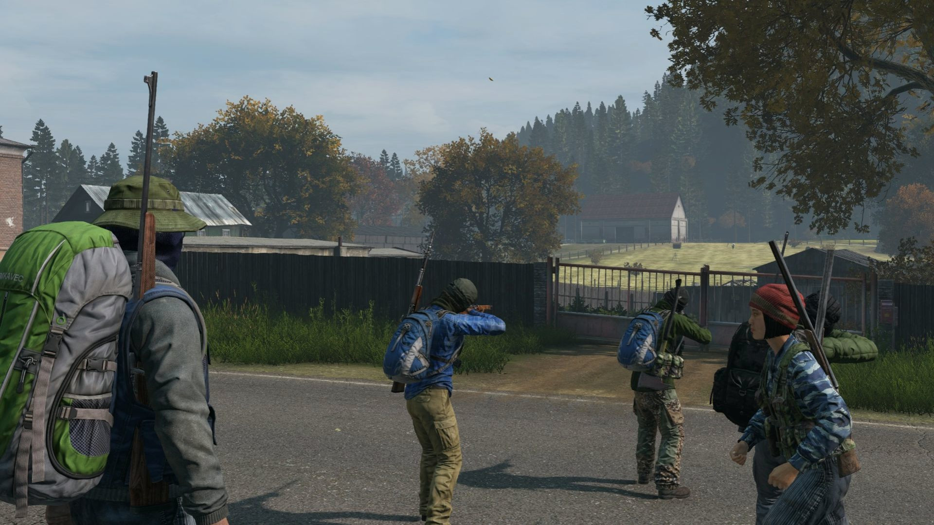 Лучшие серверы DayZ: пятеро солдат с винтовками за спиной стоят за воротами пустого фермерского поля