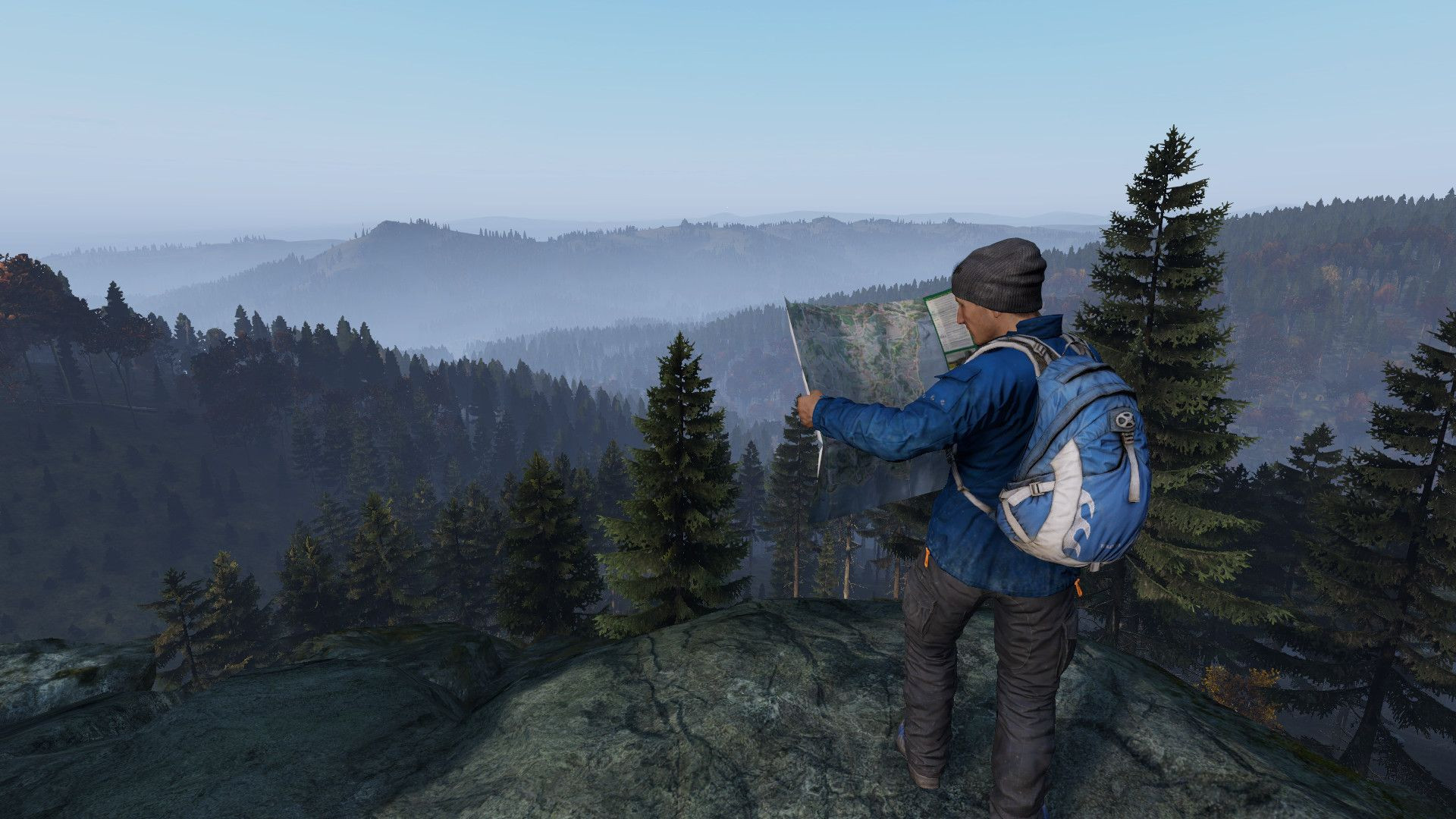 Лучшие серверы DayZ: человек в зимней одежде и с рюкзаком для выживания осматривает местность с вершины большой скалы, держа туристическую карту