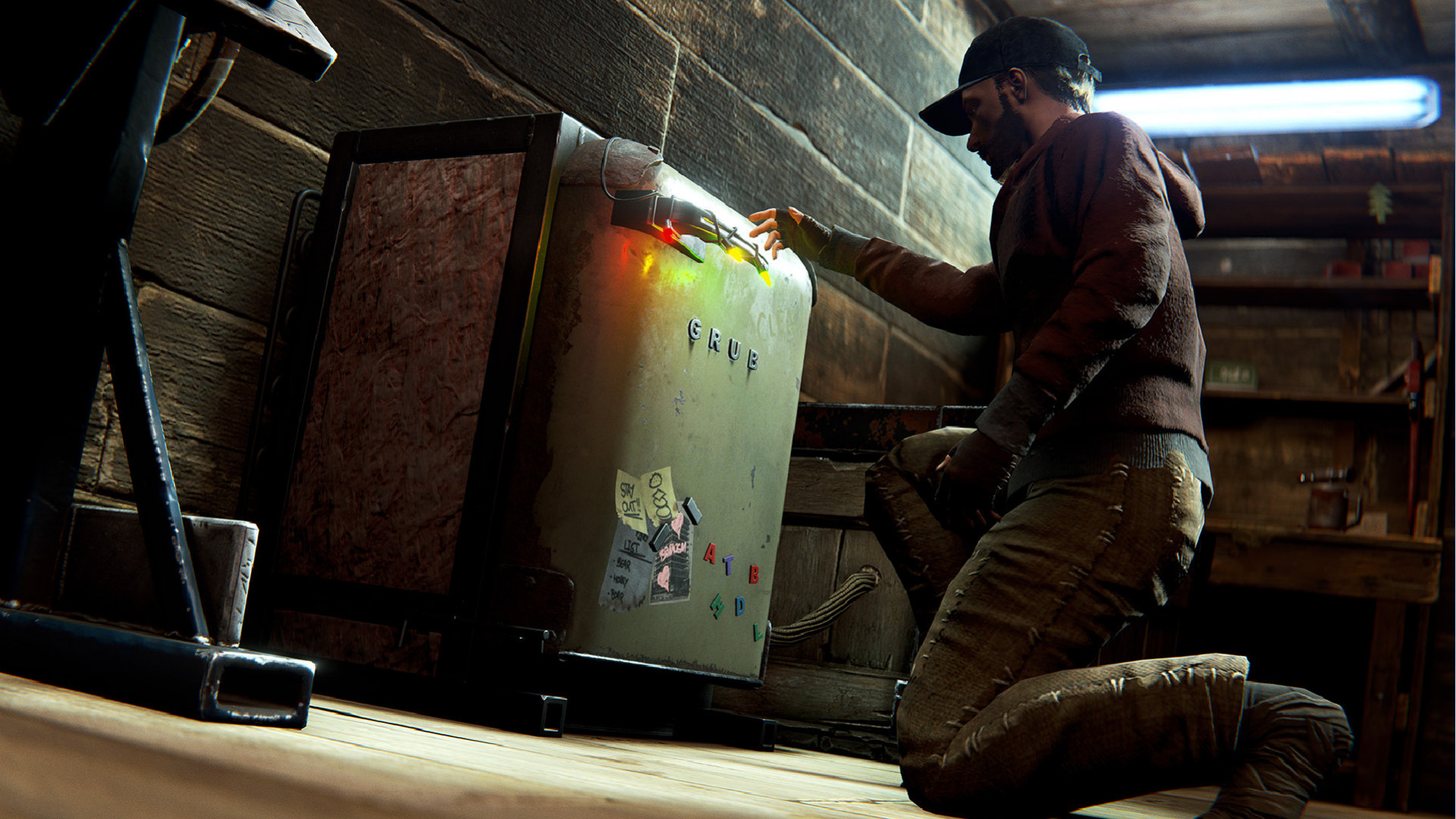 Ноябрьский апдейт Rust 2025 — игрок опустился на колено, чтобы рассмотреть новый размещаемый Мини-холодильник.