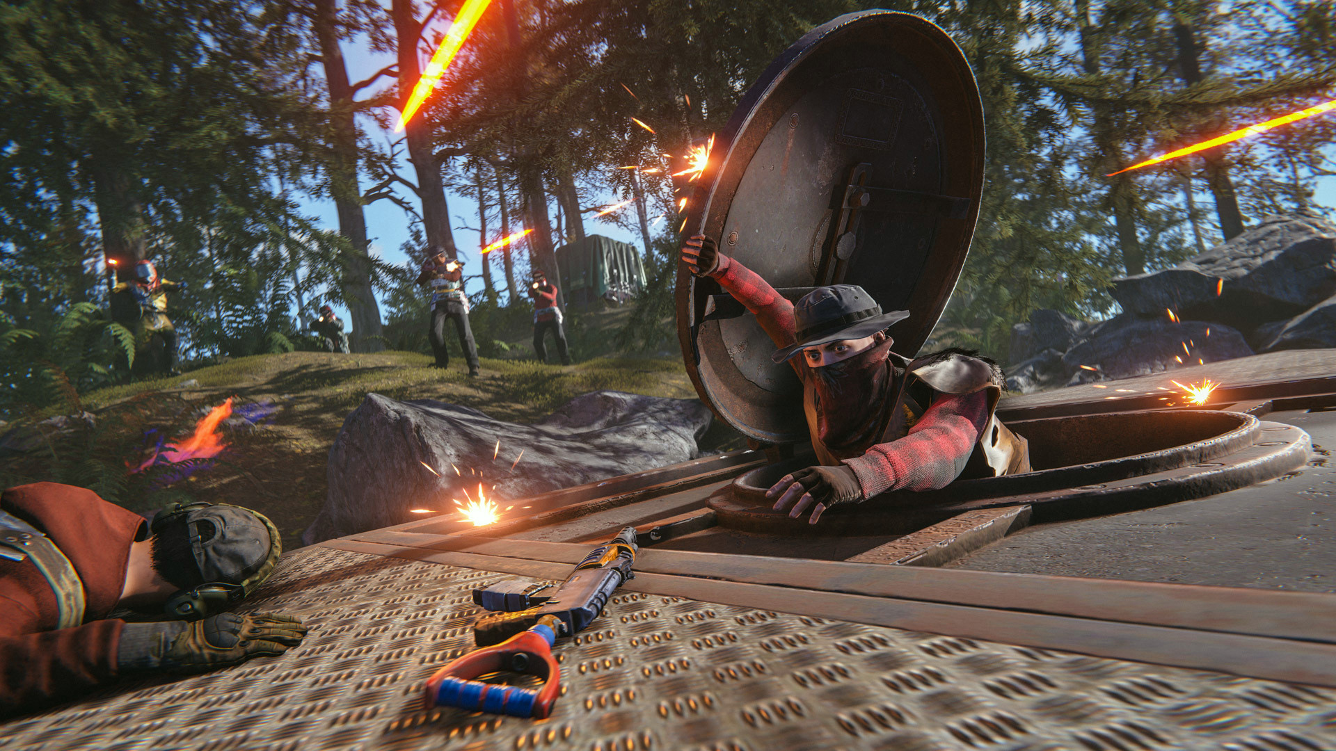 Игрок в Rust использует люк-лестницу как укрытие от выстрелов и тянется из проёма к брошенному штурмовому ружью.