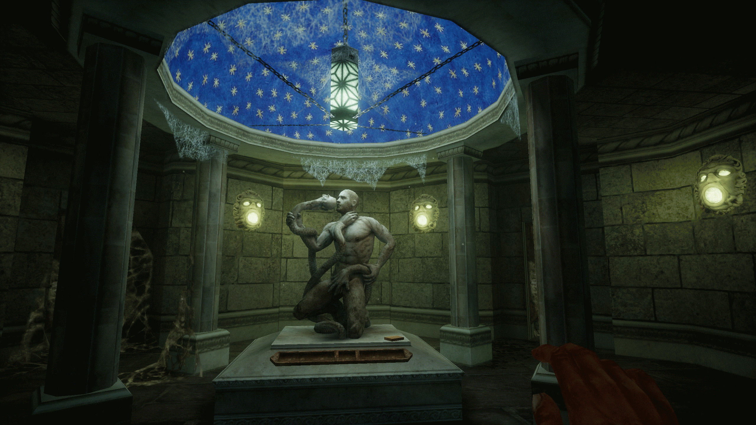 статуя в каменной комнате под синим потолком со звёздами