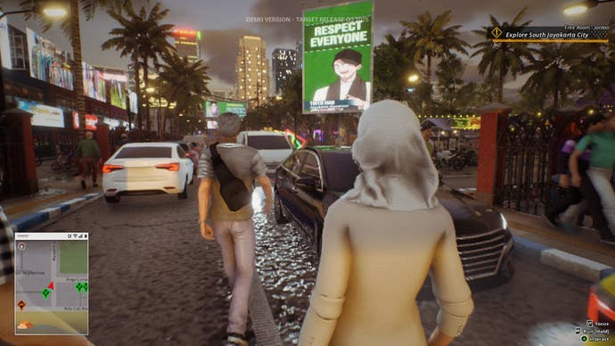 Группа молодых людей идёт прямо по проезжей части в оживлённом индонезийском городе ночью; вдали — пальмы и небоскрёбы.