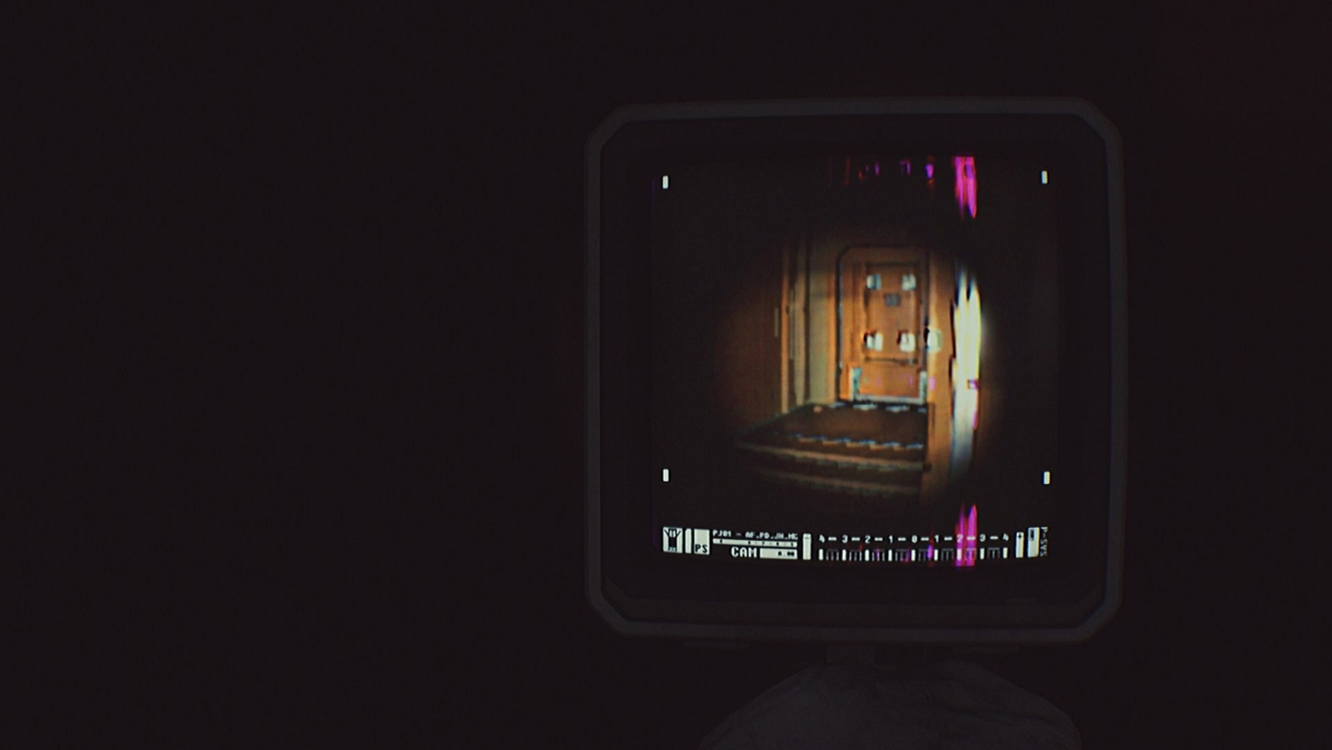 Кромешная тьма, освещённая только экраном портативного сканера в Routine.