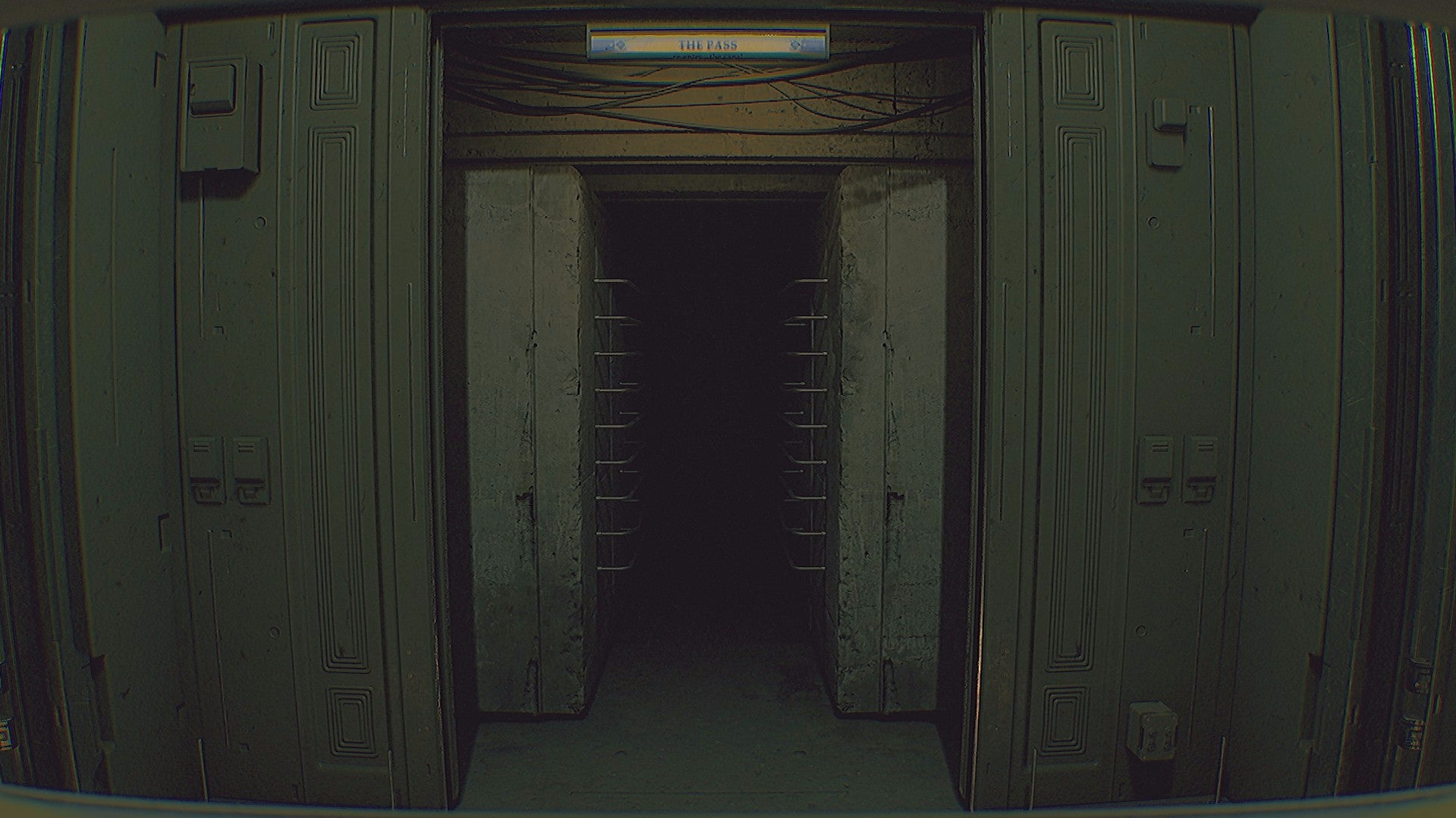 Зловещий тёмный проём в Routine, по бокам — ребристые решётки.