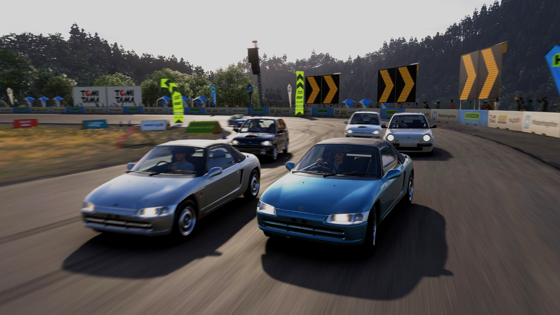 Подборка небольших японских автомобилей участвует в гонке в Forza Horizon 6.