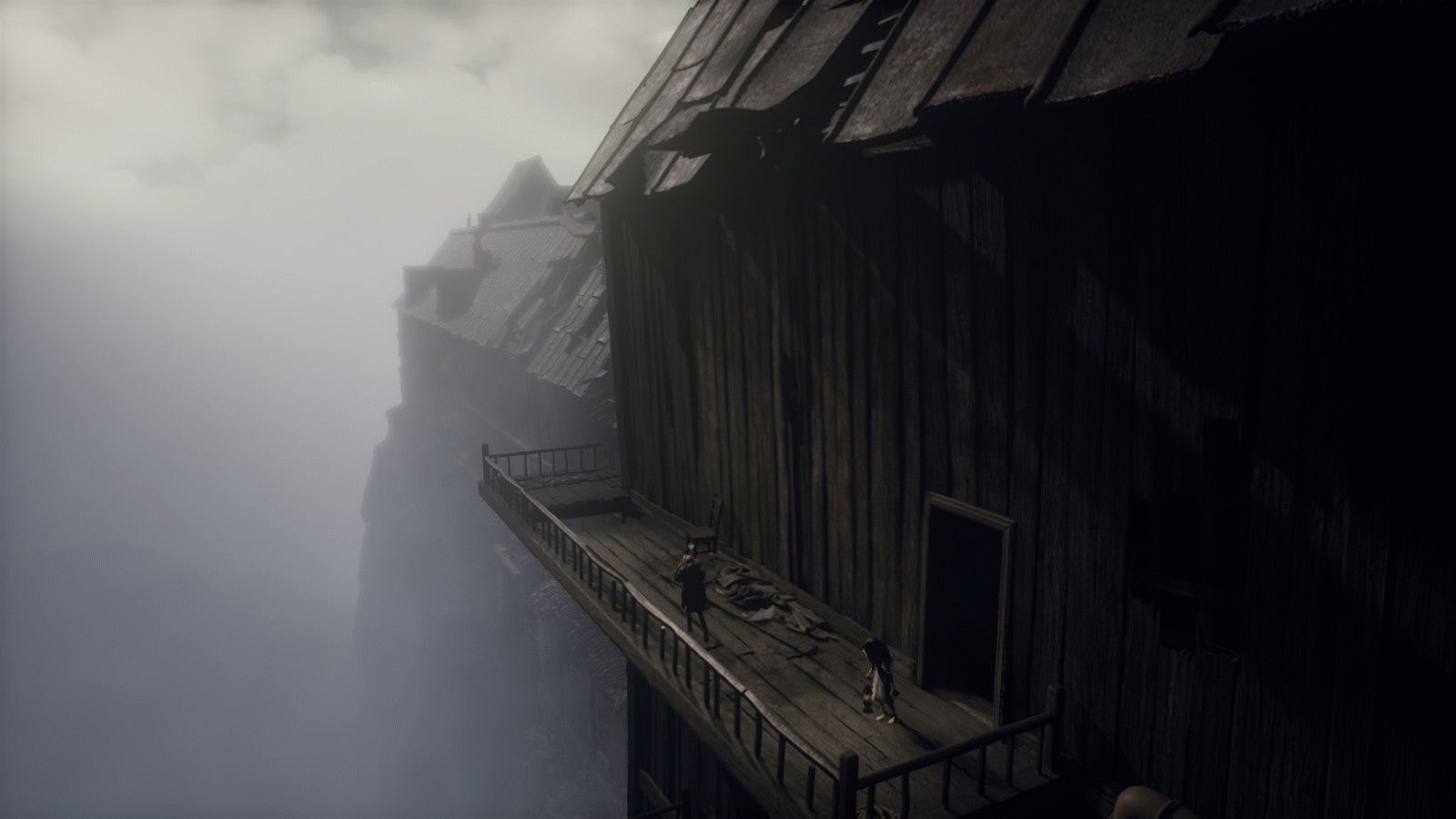 Огромный деревянный фасад здания в тумане в Reanimal.