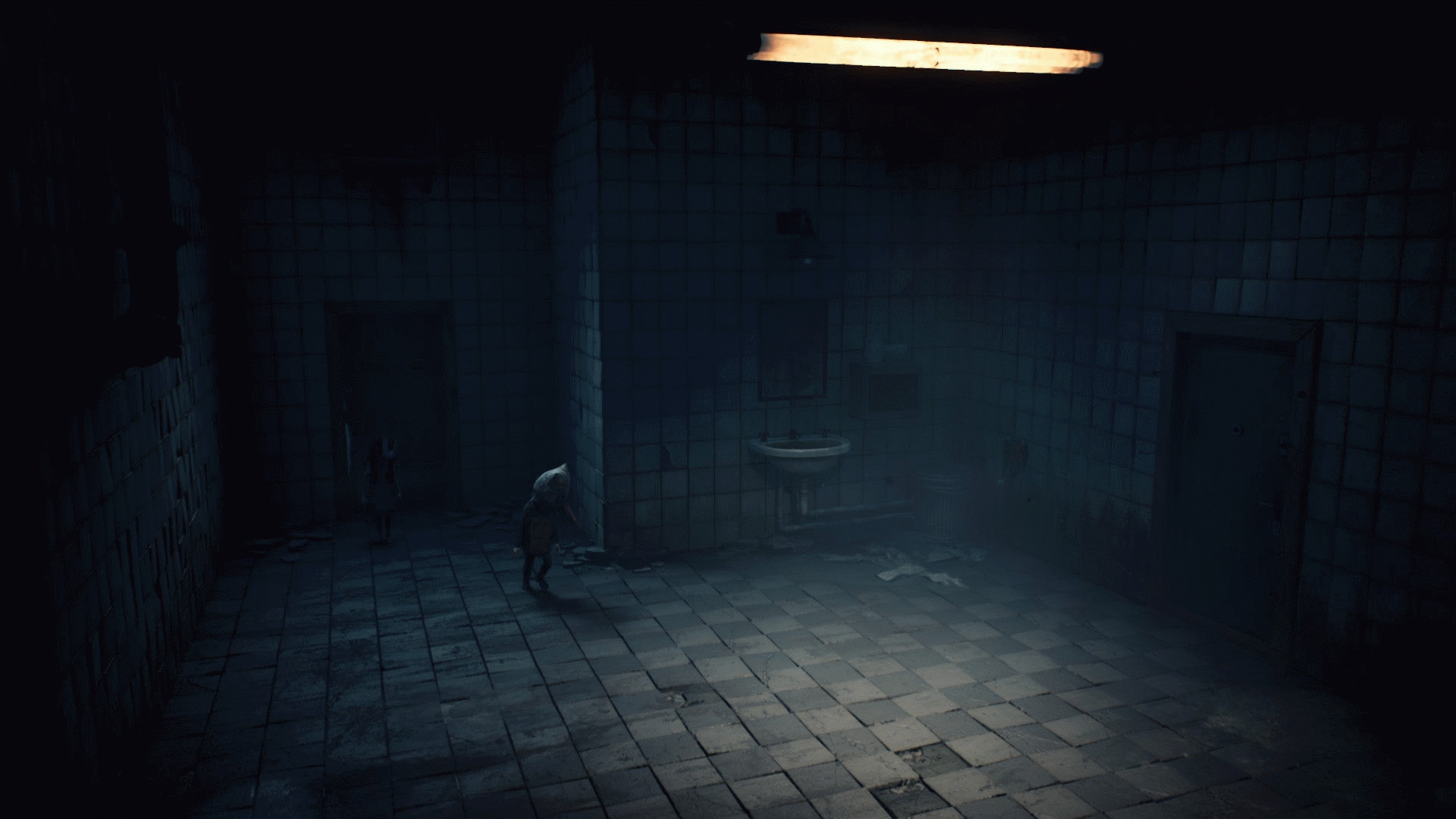 Плиточная комната с унитазом в Reanimal.