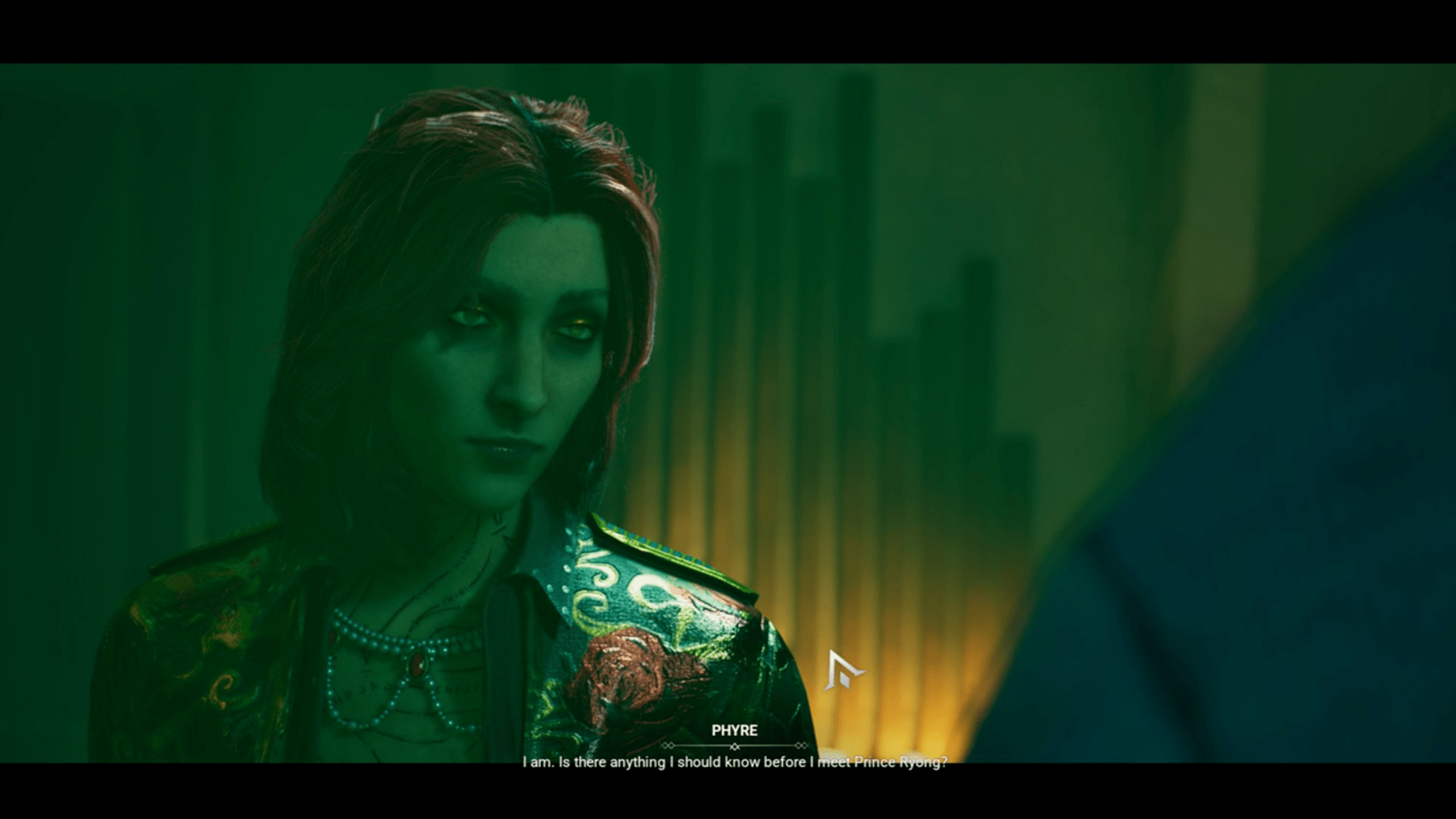 Тореадор Файр из Vampire: The Masquerade - Bloodlines 2 смотрит на кого-то за кадром во время разговора