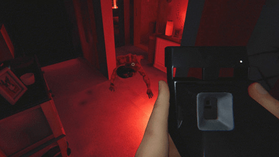 Призрак в стиле Садако ползёт по полу к игроку, а тот направляет на него камеру в Phasmophobia.